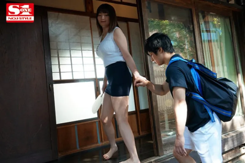 Anh chàng dam dang thằng nhỏ khi nhìn trộm em họ ngoại tình với chồng