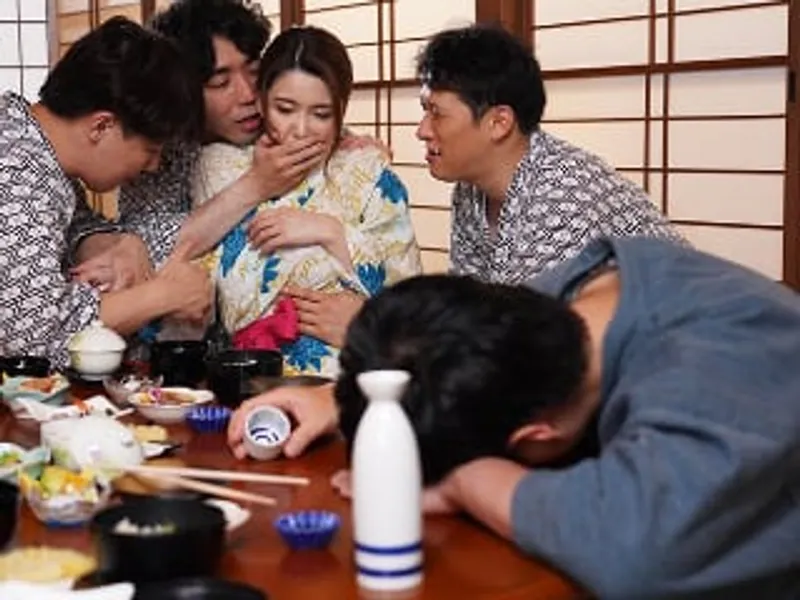 đưa người vợ đi suối nước nóng, ông chồng không biết bà xã bị người khác nắc sấp mặt