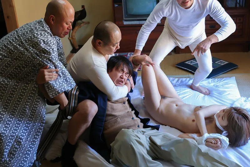 ông xã nhìn bà xã bị những tên tù vượt ngục cưỡng hiếp