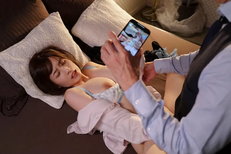 Tiền bối chuốc thuốc em thư ký bắt nện cả đêm khi đi làm ăn xa