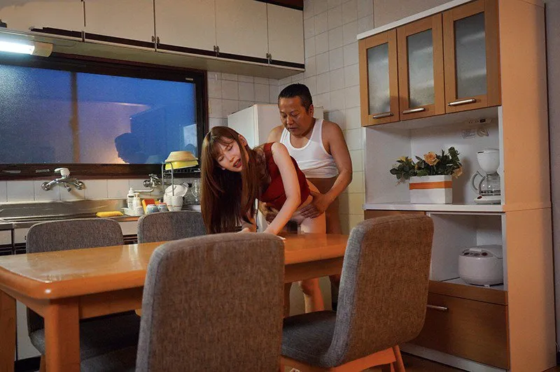 Con gái bị anh xã mới của mẹ phang mỗi ngày, cho dù đã có người yêu