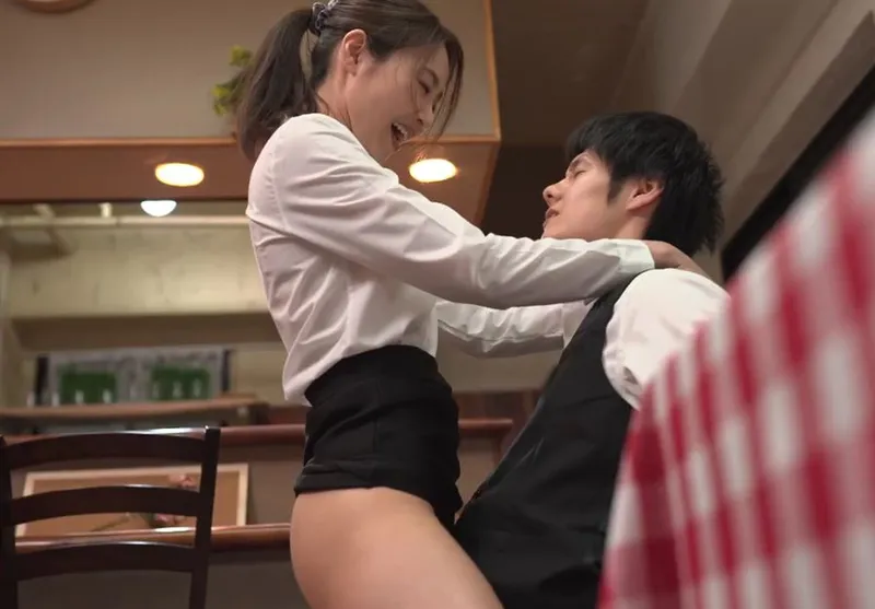 Cậu trai trẻ quan hệ nữ đồng nghiệp có chồng yêu nhưng gã chồng “yếu”