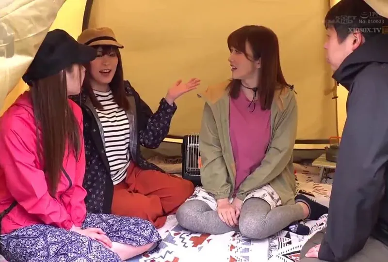 Chuyện lạ đời, chồng thay vợ đi cắm trại với mấy cô bạn của người vợ ở khu phố…