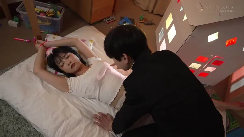 Trả thù anh trai thường xuyên bắt nạt bằng cách nện gấu anh ấy