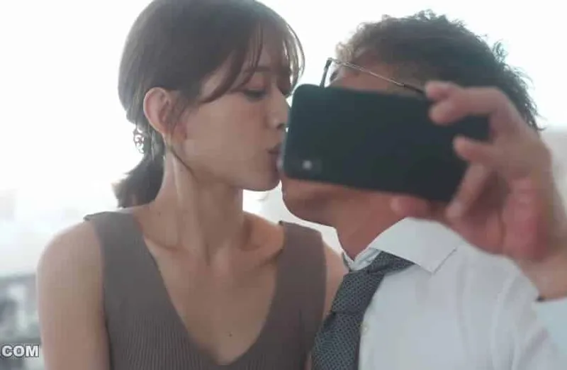 Thấy vợ hơi lạ, người chồng xem điện thoại người vợ và thấy cảnh xxx với tiền bối của mình