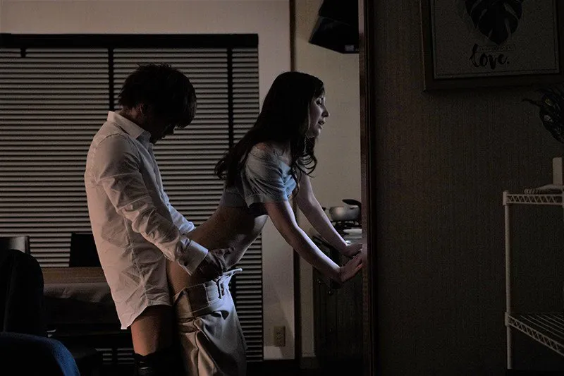 Sếp đi làm ăn, cậu nhân viên đến nhà nện vợ yêu ông ấy