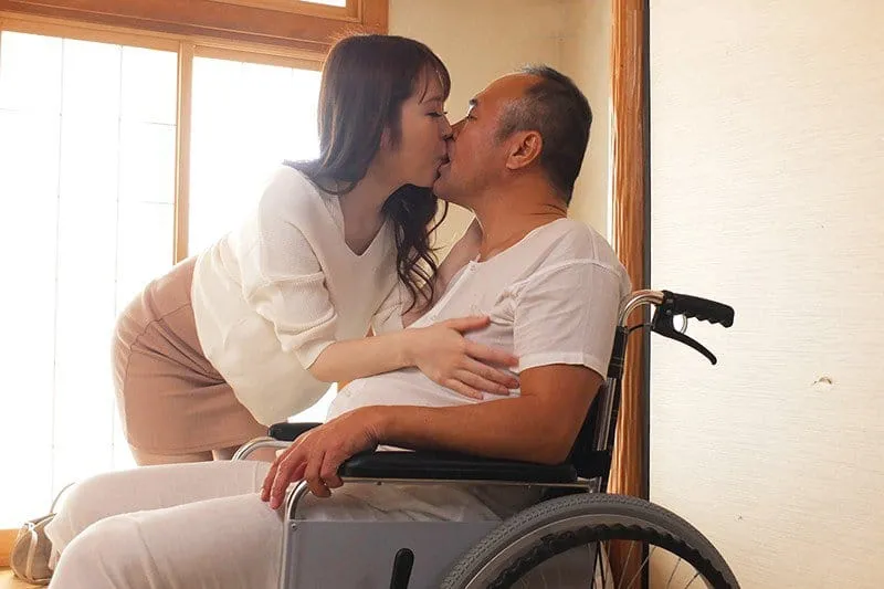 Bạn gái của con trai hiếu thảo chăm sóc bố người chồng tàn tật