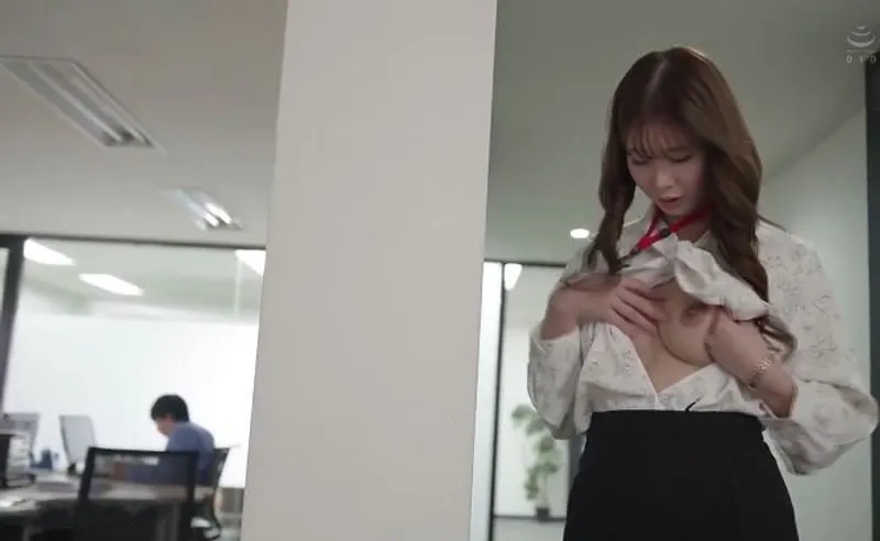 Bí ẩn đằng sau vẻ ngoài chỉn chu của cô nhân viên, hóa ra là "nữ hoàng dâm đãng" đích thực.